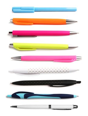 Beyaz arkaplanda tükenmez kalem kümesi