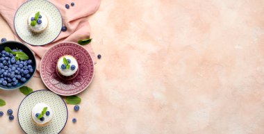 Grunge arka planında yaban mersinli lezzetli kekler ve metin için yer var.