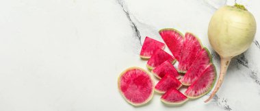 Açık arkaplandaki olgun karpuz turpunu kes ve metin için yer aç.