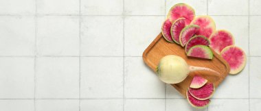 Olgunlaşmış karpuz turplu ahşap tahta kiremit zemin üzerinde metin için boşluk