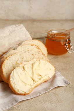 Beyaz arka planda tereyağlı ekmek ve bal kavanozu