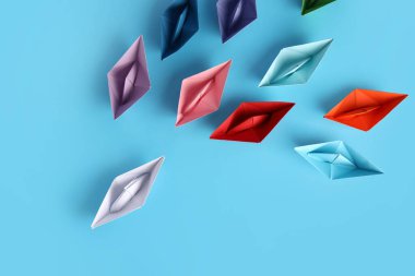 Renkli origami tekneleri