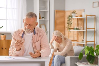 Olgun bir adam evde boşanma fermanını imzalıyor.