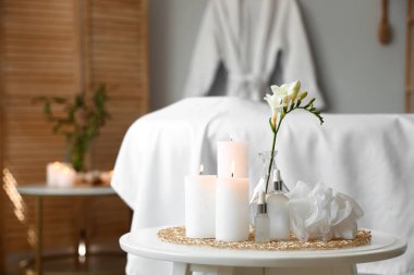 Salondaki masada mum yakan spa kompozisyonu, yakın plan.