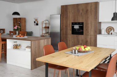 Mutfaktaki yemek masasında elmalı tabak.