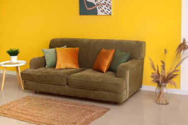 Yeşil kanepeli modern bir oda.