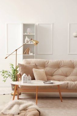 Işıl ışıl oturma odası, rahat beyaz kanepe ve kahve masası.