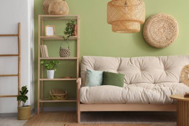 Rahat beyaz kanepesi ve raf ünitesi olan rahat bir oturma odası.