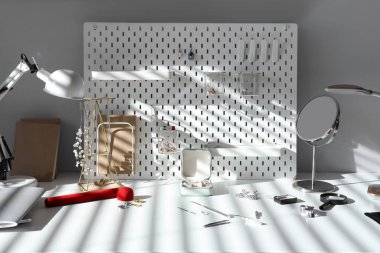 Atölyedeki kuyumcu masasında aletleri olan şık aksesuarlar.