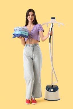 Çağdaş giysili, buharlı ve sarı elbiseli güzel bir kadın.