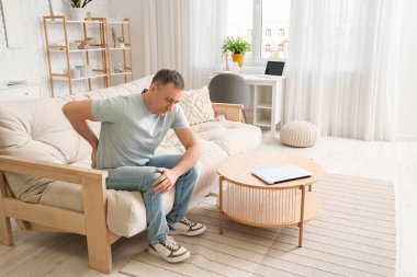 Olgun adam evde sırt ağrısı acı