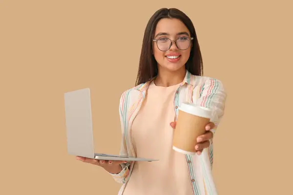 Feliz Joven Programador Femenino Con Portátil Taza Café Sobre Fondo — Foto de Stock