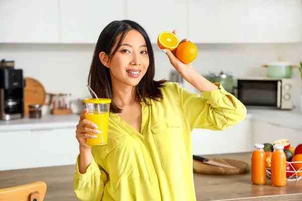 Mooie Aziatische Vrouw Met Glas Sap Sinaasappels Keuken — Stockfoto