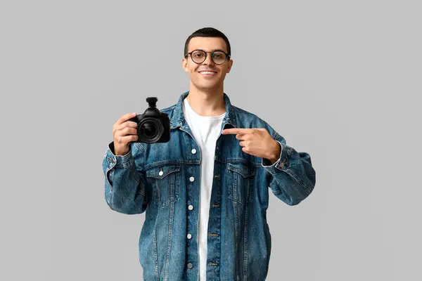 Happy Male Photographer Modern Camera Grey Background — Stock Photo, Image