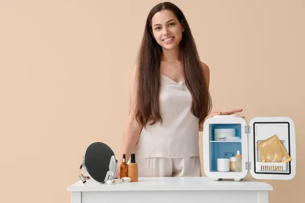 Schöne Junge Glückliche Frau Mit Kleinem Kühlschrank Für Kosmetikprodukte Auf — Stockfoto