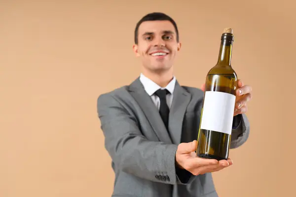 Junger Sommelier Mit Einer Flasche Wein Auf Beigem Hintergrund — Stockfoto