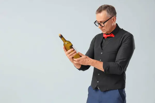 Reifer Sommelier Mit Flasche Wein Auf Hellem Hintergrund — Stockfoto