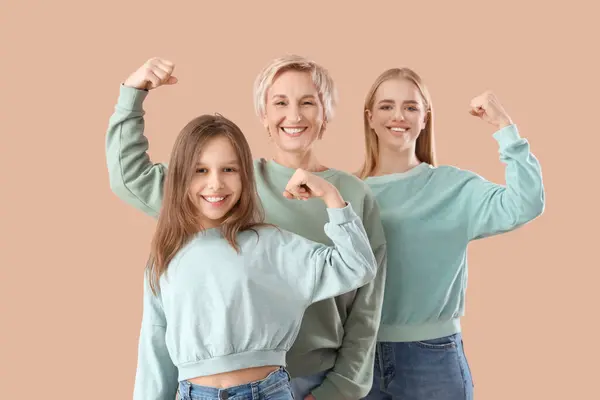 Little Girl Her Mom Grandmother Showing Muscles Beige Background — Stock Photo, Image