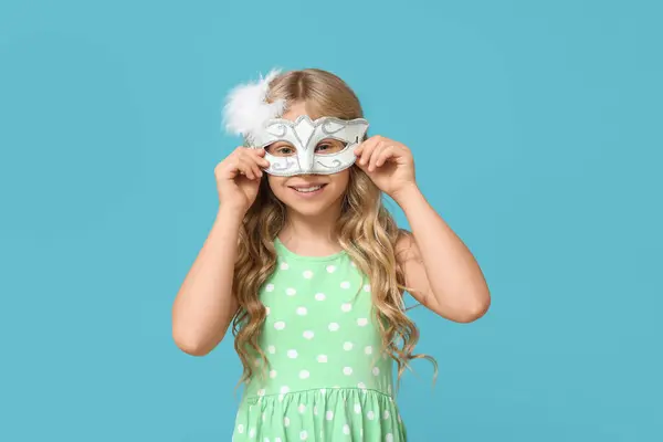 可爱的小女孩 戴着蓝色背景的狂欢节面具 — 图库照片