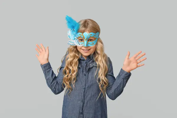 在浅色背景下戴狂欢节面具的小女孩真有趣 — 图库照片