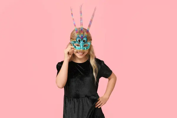 Adorable Niña Pequeña Con Máscara Carnaval Sobre Fondo Rosa —  Fotos de Stock