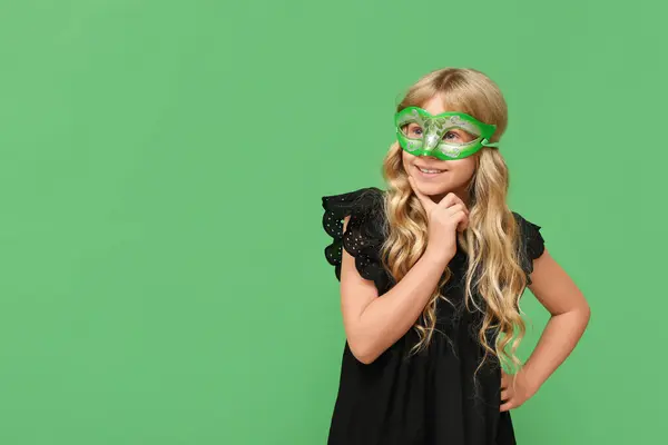 Niña Pensativa Con Máscara Carnaval Sobre Fondo Verde —  Fotos de Stock