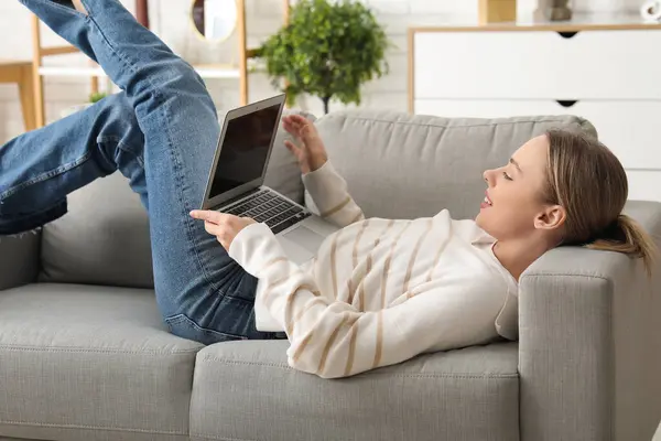Mulher Feliz Bonita Jovem Com Laptop Deitado Sofá Confortável Sala — Fotografia de Stock