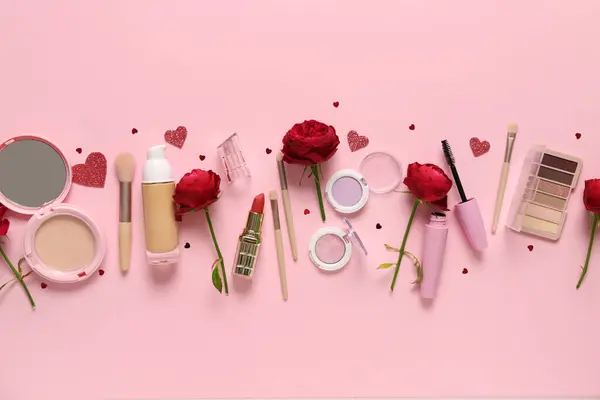 Kosmetikprodukte Mit Roten Rosen Und Herzen Auf Rosa Hintergrund Valentinstag — Stockfoto