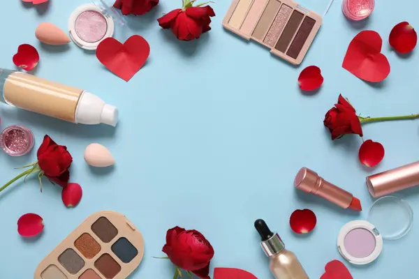 Rahmen Aus Kosmetikprodukten Mit Roten Rosen Und Herzen Auf Blauem — Stockfoto