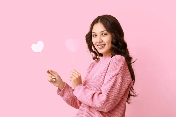 Счастливая Молодая Азиатка Розовыми Бумажными Сердцами Цветном Фоне Празднование Дня — стоковое фото