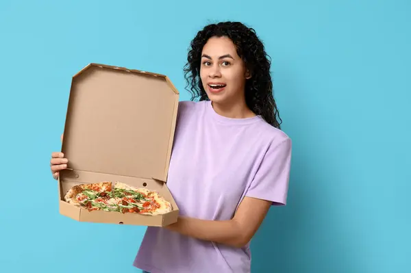 Beautiful Young Happy African American Woman Delicious Pizza Blue Background — Stock Photo, Image