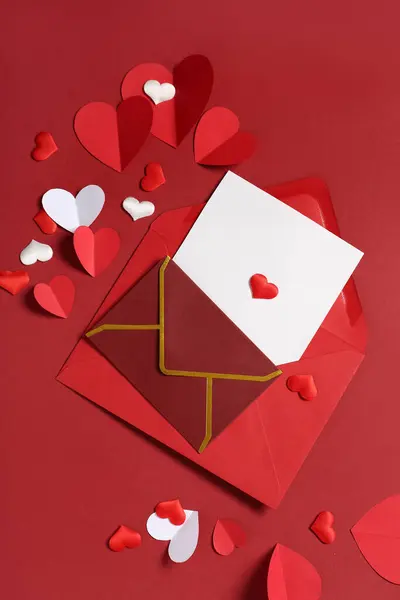 Composição Com Envelopes Cartões Branco Corações Papel Sobre Fundo Cor — Fotografia de Stock