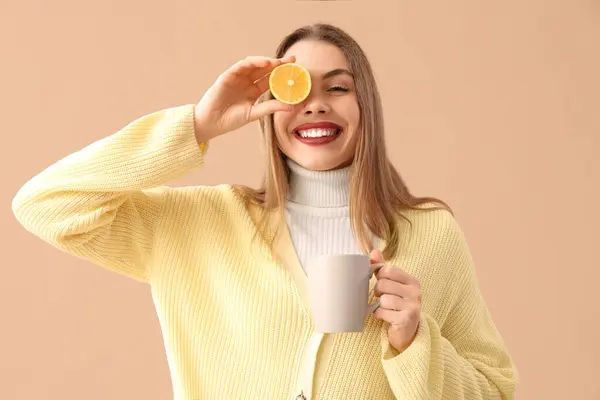 Junge Frau Mit Zitrone Und Tasse Tee Auf Beigem Hintergrund — Stockfoto