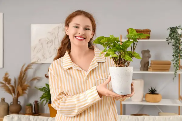 Χαμογελαστή Νεαρή Κοκκινομάλλα Πιτζάμες Και Φυτό Στο Σπίτι — Φωτογραφία Αρχείου
