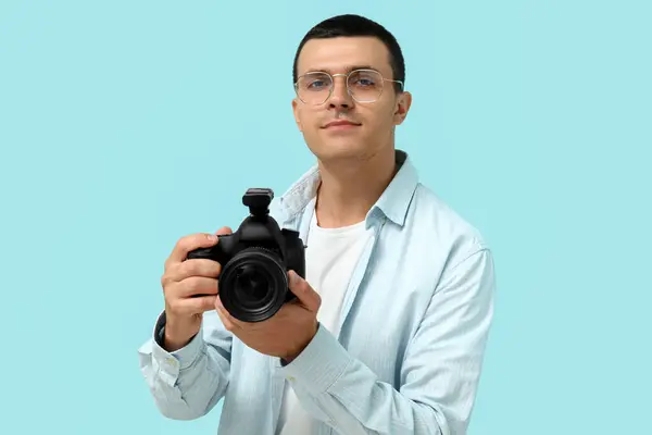 Fotógrafo Masculino Com Câmera Moderna Fundo Azul — Fotografia de Stock