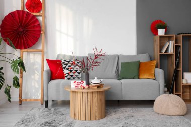 Çin Yeni Yıl kutlamaları için kanepe, masa ve dekorla oturma odasının içinde.