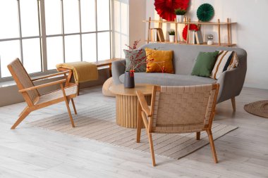 Çin Yeni Yıl kutlamaları için koltuklu, koltuklu ve dekorlu bir oturma odası.