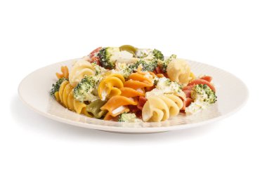 Brokolili lezzetli fusilli makarna ve beyaz arka planda tabakta peynir