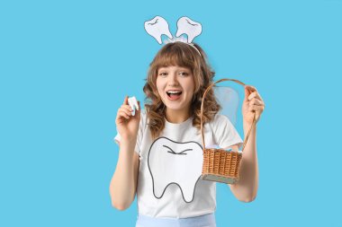 Mavi arka planda sepet ve plastik figürlü diş perisi.