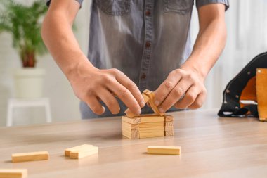 Masada yapı taşları olan küçük mimar, yakın plan.
