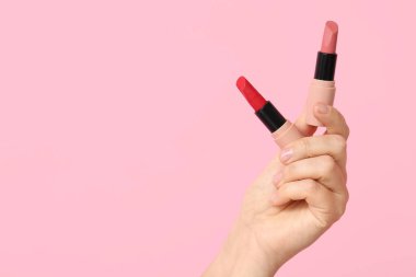 Pembe arka planda el ele tutuşan ruj
