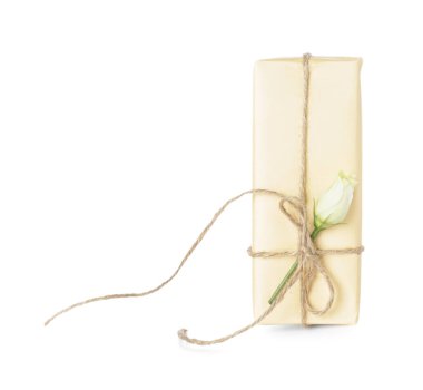 Beyaz arka planda izole edilmiş gül çiçekli hediye kutusu. Uluslararası Kadınlar Günü