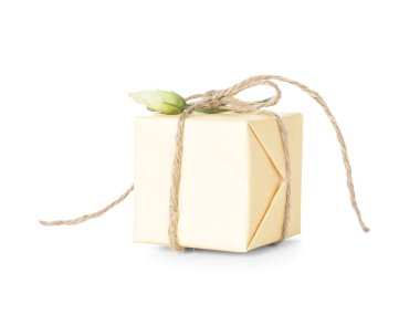 Beyaz arka planda güzel bir gül çiçeği olan hediye kutusu. Uluslararası Kadınlar Günü