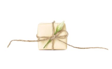 Beyaz arka planda güzel bir gül çiçeği olan hediye kutusu. Uluslararası Kadınlar Günü