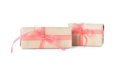 Beyaz arka planda pembe fiyonklu hediye kutuları. Uluslararası Kadınlar Günü