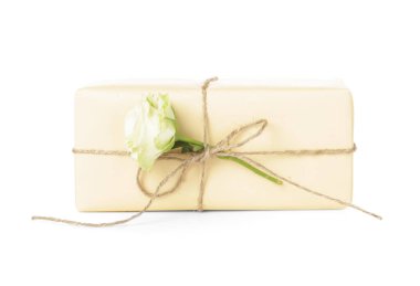 Beyaz arka planda güzel bir gül çiçeği olan hediye kutusu. Uluslararası Kadınlar Günü