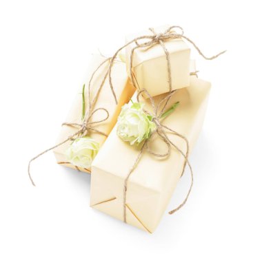 Beyaz arka planda güzel güller olan hediye kutuları. Uluslararası Kadınlar Günü