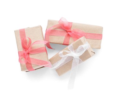 Beyaz arka planda hediye kutuları. Uluslararası Kadınlar Günü
