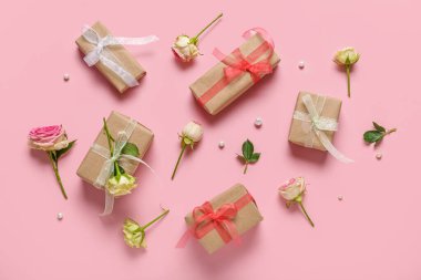 Pembe arka planda güzel güller olan hediye kutuları. Uluslararası Kadınlar Günü