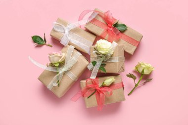Pembe arka planda güzel beyaz güller olan hediye kutuları. Uluslararası Kadınlar Günü